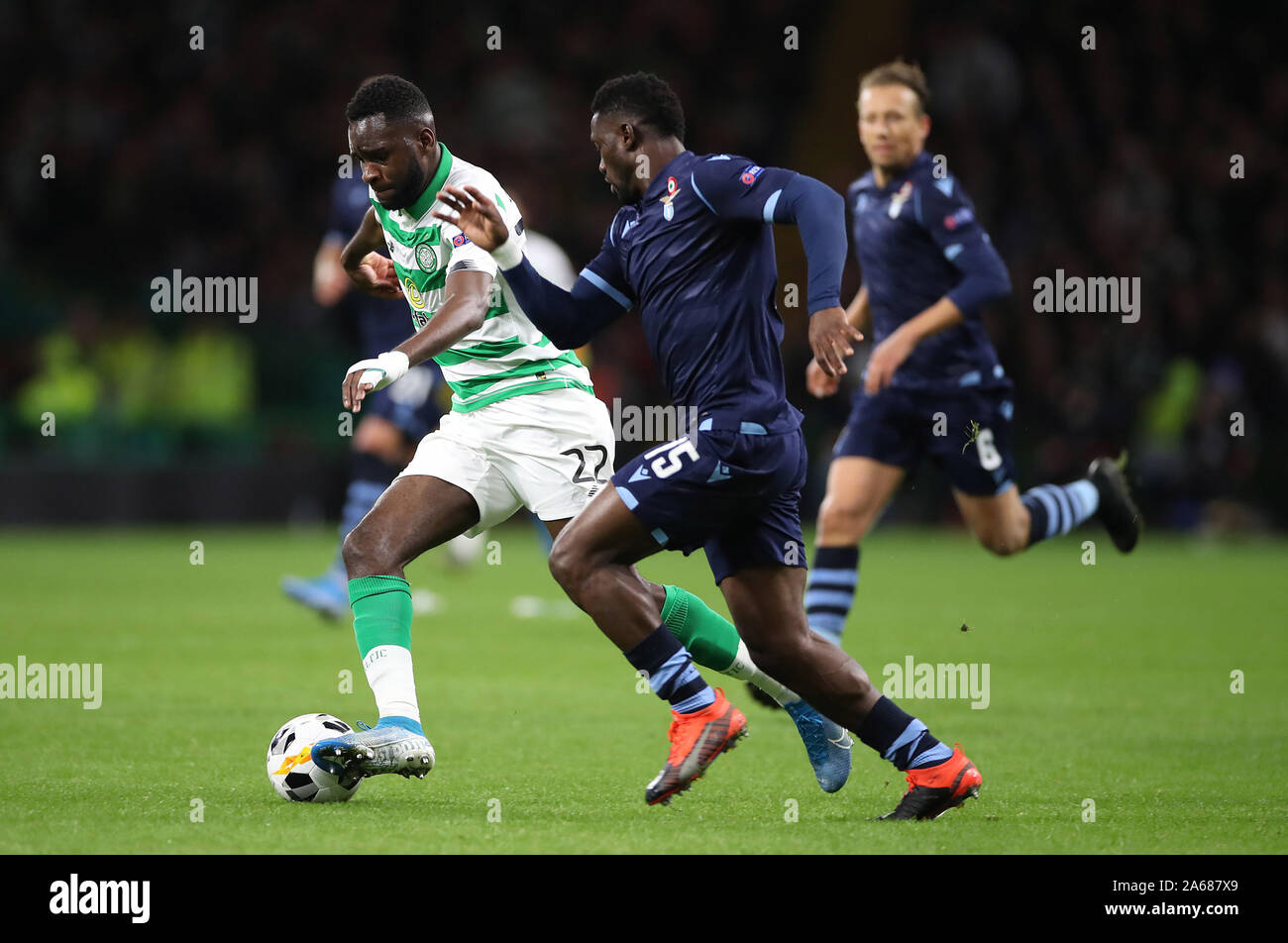 Celtic's Odsonne Edouard und Lazio ist Quissanga Bastos während der UEFA Europa League Gruppe E Spiel im Celtic Park, Glasgow. Stockfoto