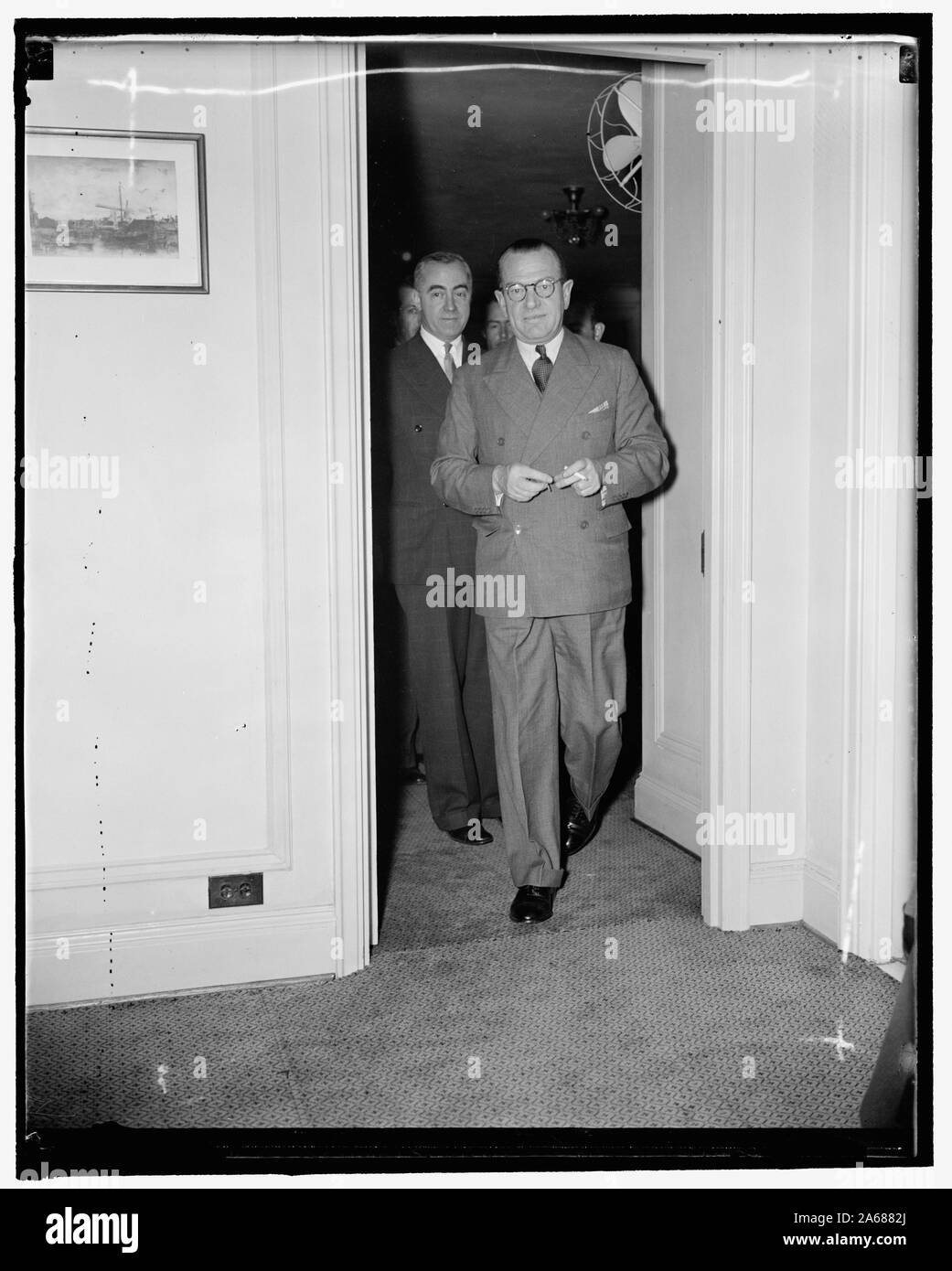 Windsors amerikanischen Guide. Washington, D.C., 4. Charles E. Cedaux, New York, als Leitfaden für den Herzog und die Herzogin von Windsor auf ihrer Tour der Amerikanischen industriellen Zentren in diesem Monat handeln. Er ist seine erste Pressekonferenz auf der Mayflower Hotel, in dem er die Bemühungen von mehr als 40 Reporter die Details der Tour für den ehemaligen König und seine Frau geplant, um zu erfahren, widerstanden. 10/4/37 Stockfoto