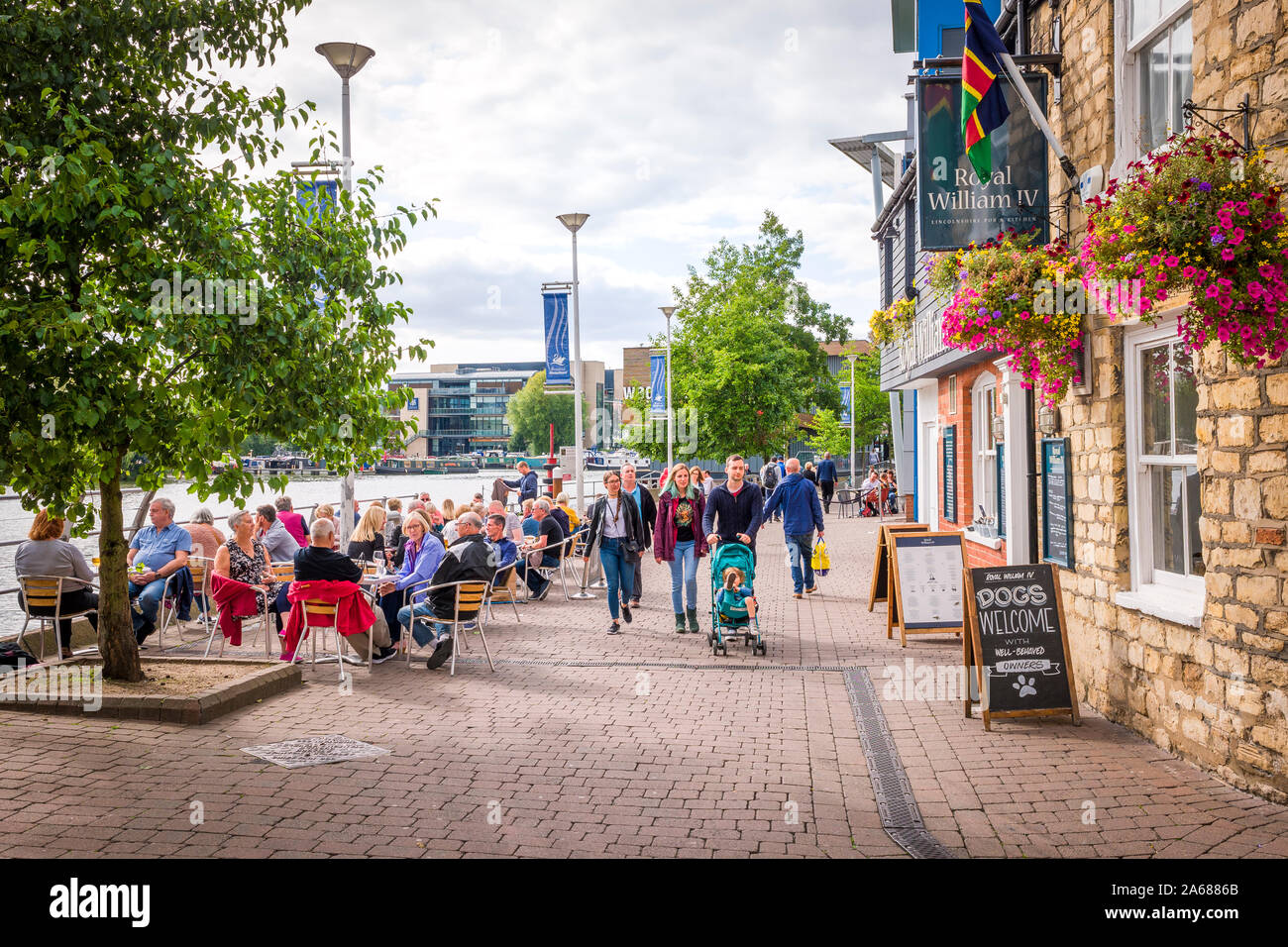 Touristen genießen Sie Erfrischungen an der Royal William IV in Brayford Waterside in Lincoln England Großbritannien im September Stockfoto