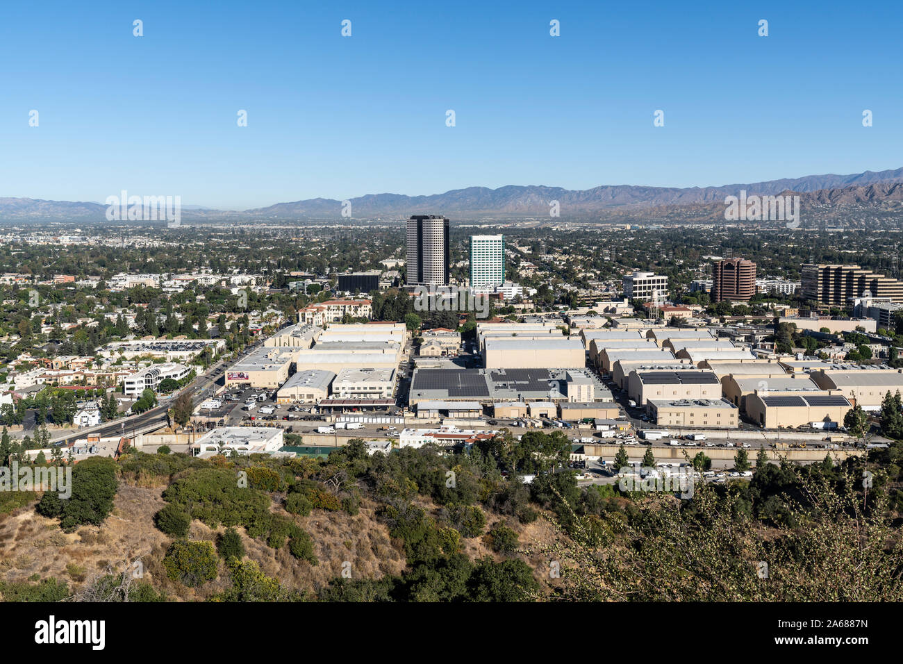 Burbank, Kalifornien, USA - 20. Oktober 2019: Morgen Blick auf Warner Bros Studios und The Burbank media Bezirk im San Fernando Valley in der Nähe von Los Ein Stockfoto