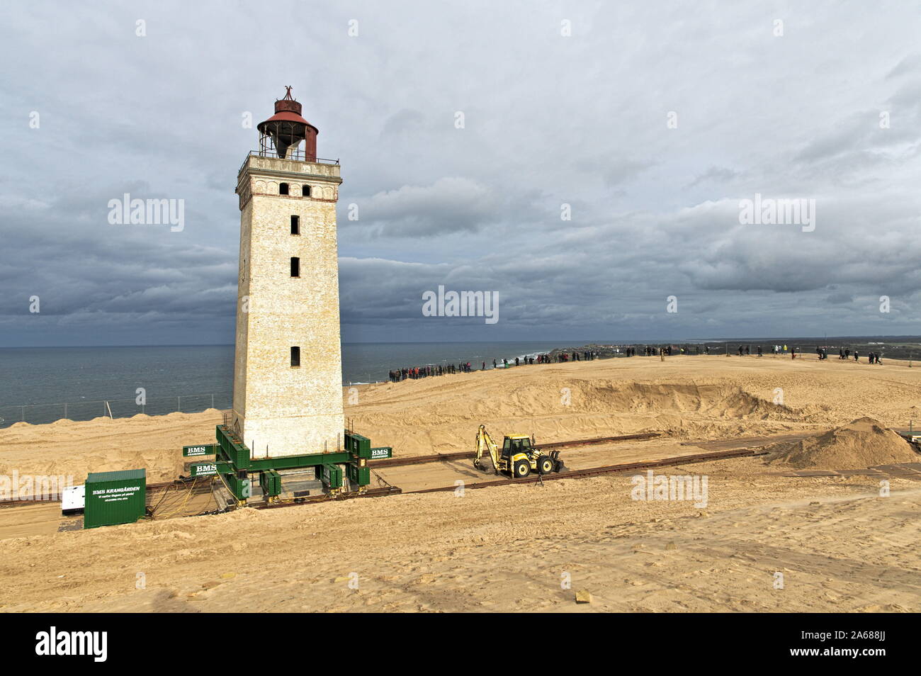 Der Leuchtturm Rubjerg Knackt FYR im Transport mit viel Publikum, die das Spektakel beobachten Stockfoto