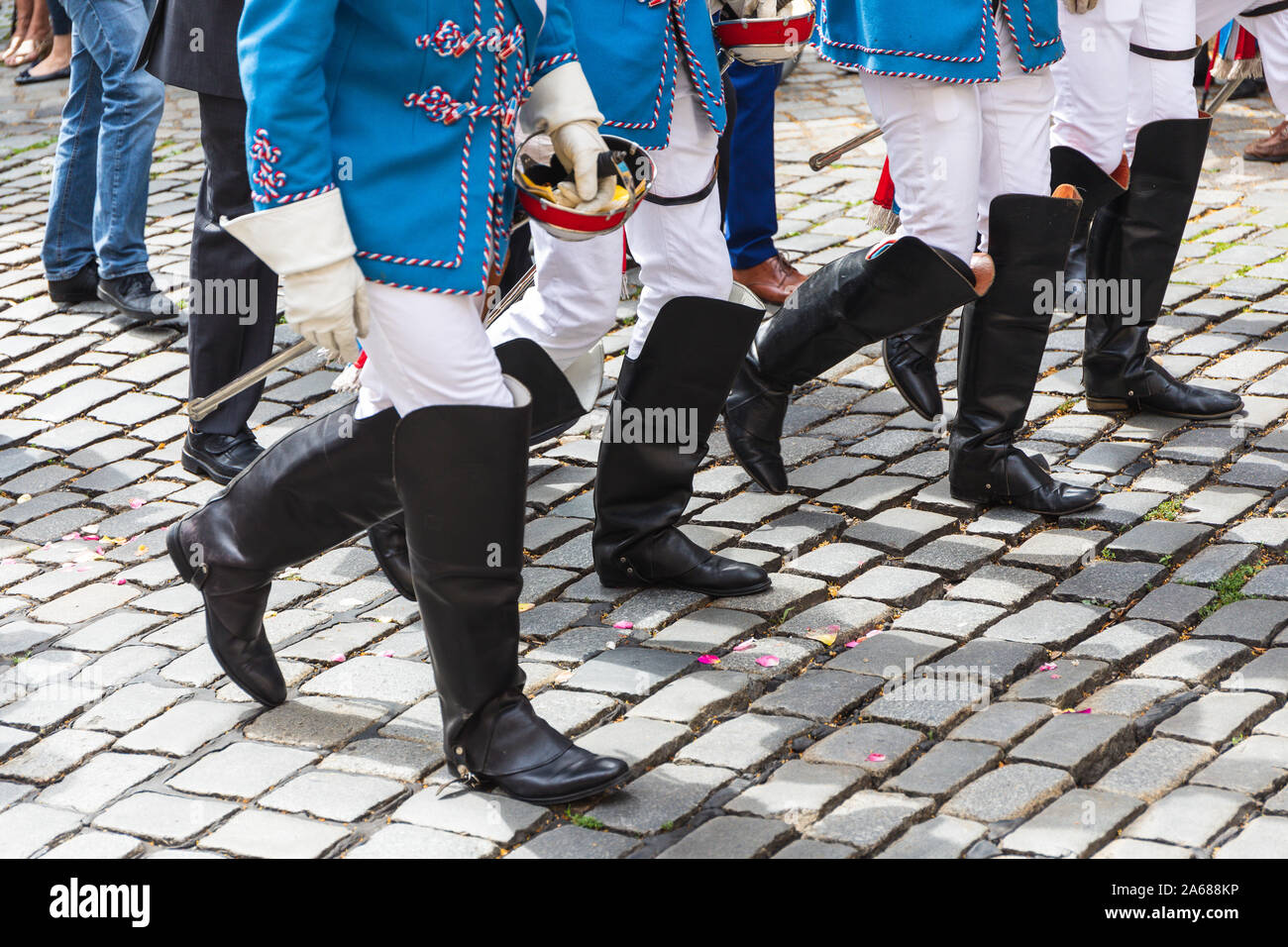 Mitglieder der studentischen Vereinigung in Uniform zu Fuß auf gepflasterten Straße Stockfoto