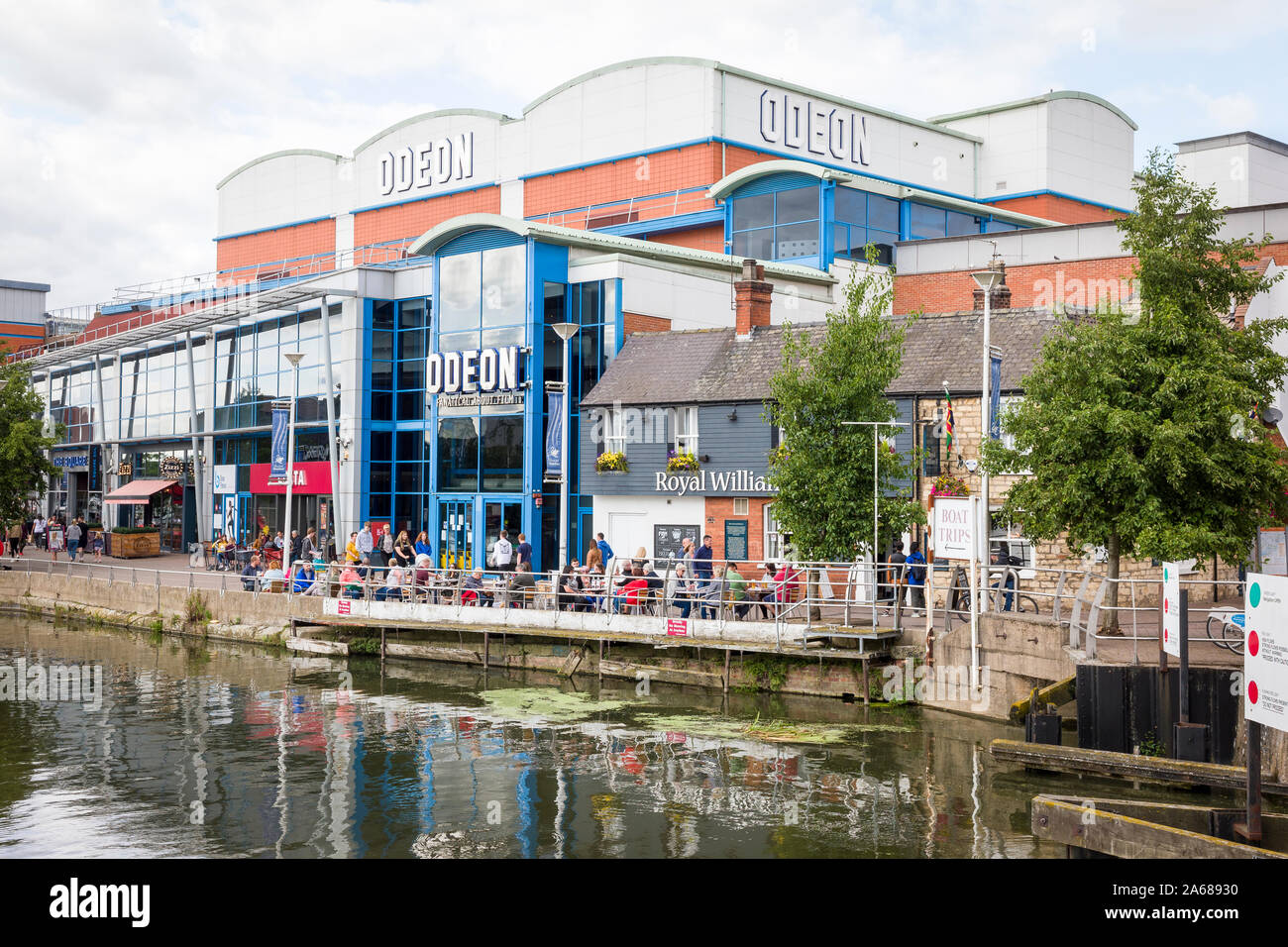 Unterhaltungs komplex am Brayford Waterside in Lincoln City England Großbritannien, darunter auch das Odeon und die Royal William IV Inn mit Touristen entspannt Stockfoto