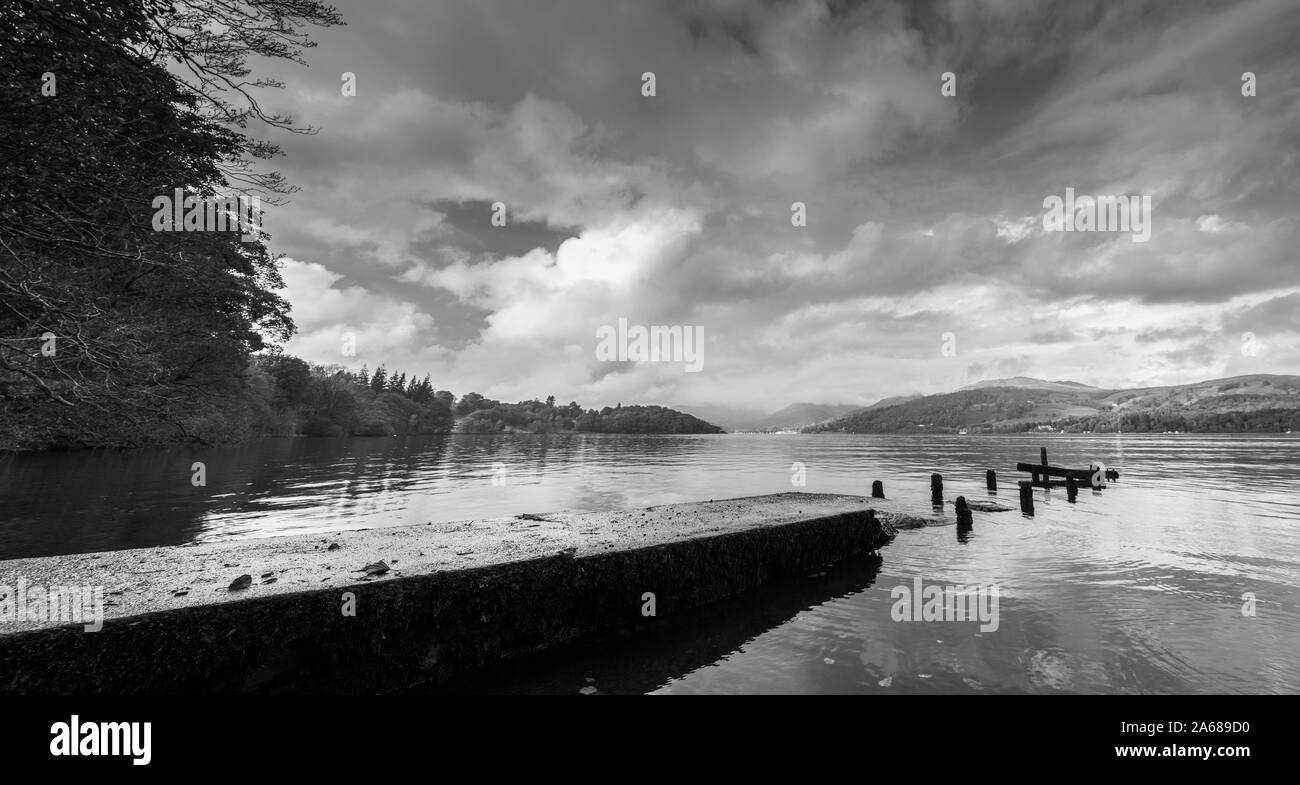 Ein Schwarzweiß-Panorama (bestehend aus mehreren Bildern) einer stillgelegten Jetty führen auf Lake Windermere. Stockfoto