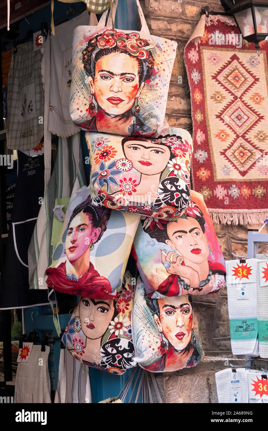 Eine Auswahl von FRIDA KAHLO Taschen für Verkauf an ein Souvenirgeschäft in Nauplion, Griechenland. Stockfoto