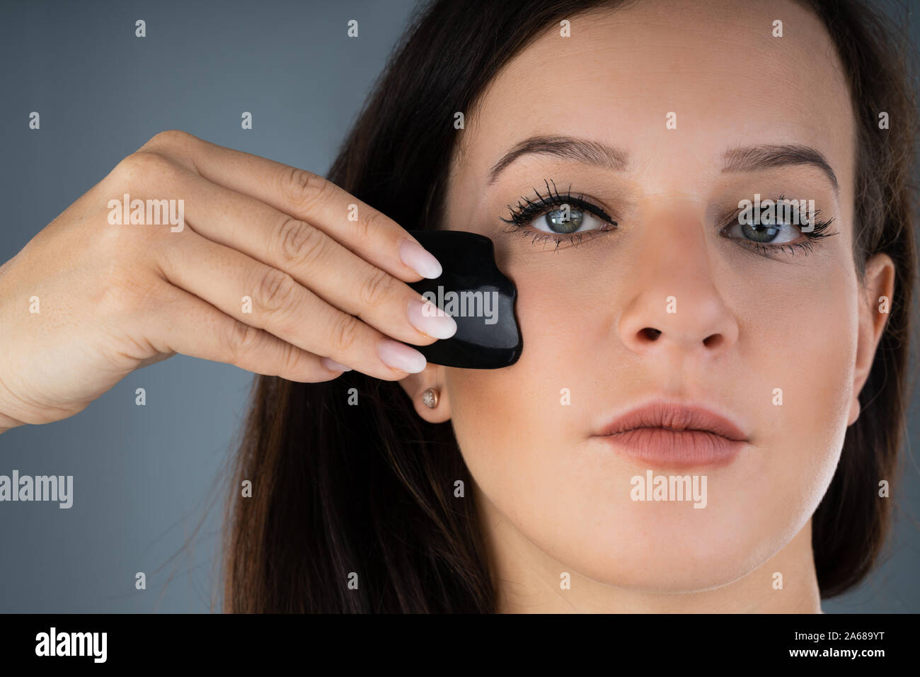 Junge Frau, Gua Sha - Traditionelle Chinesische Massage Stockfoto