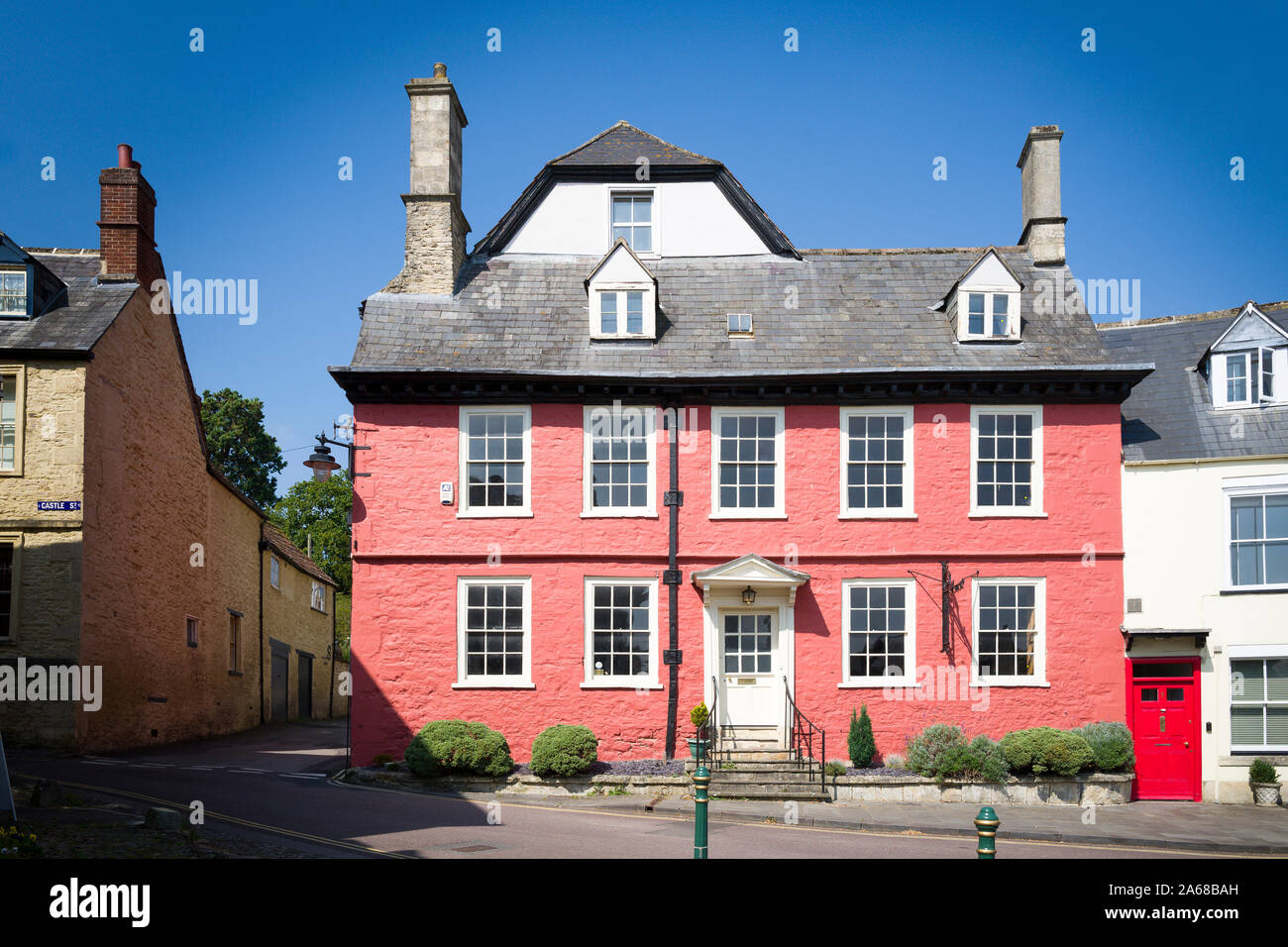 Eine attraktive rosa-ummauerte Altstadt Haus in der Castle Street im alten Teil von Calne in Wiltshire England Großbritannien Stockfoto