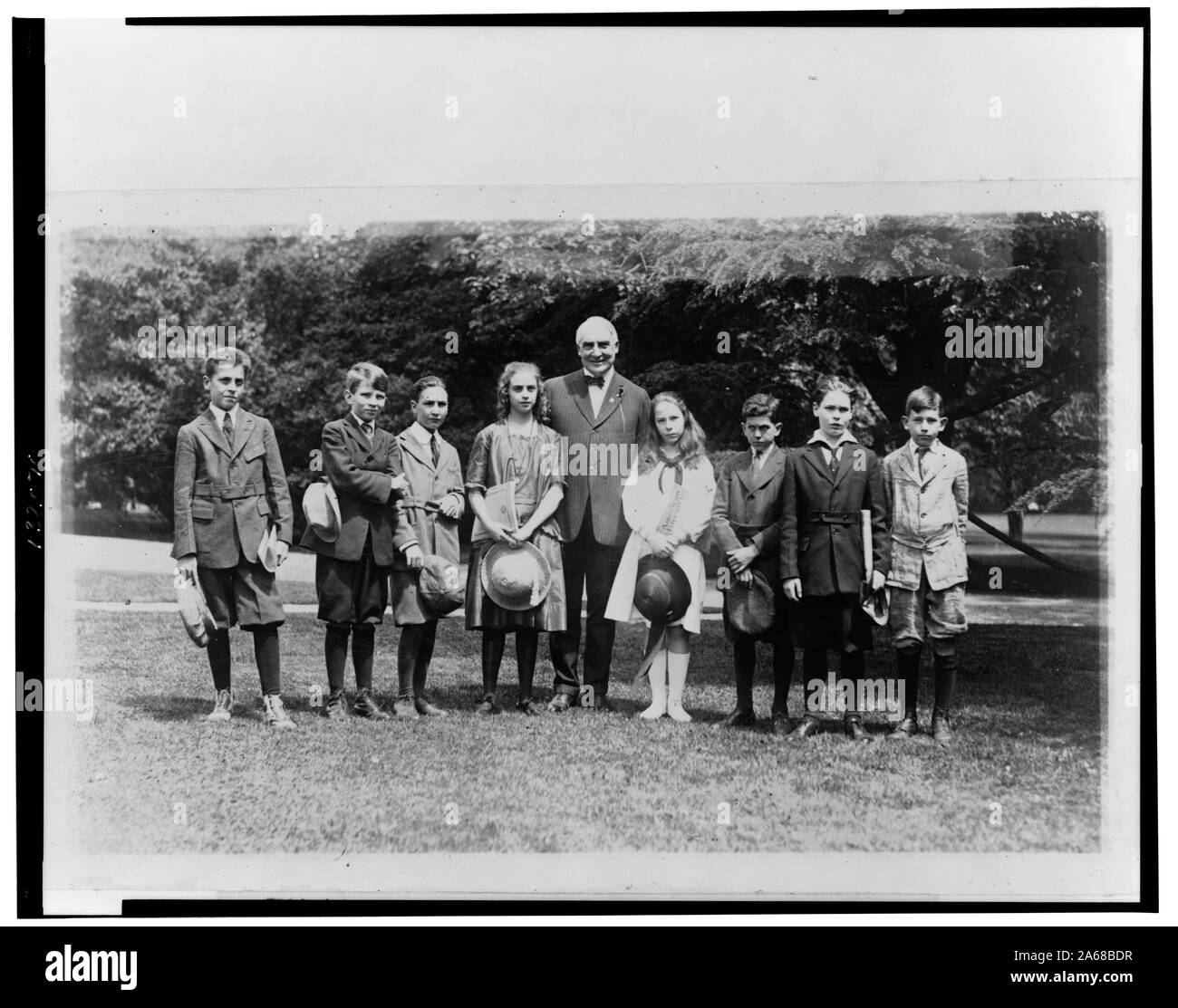 Mit den Mitgliedern der Natur Studie Klasse von John Buroughs [sic] Schule, die er im Weißen Haus eingeladen, eine Eulen nisten auf dem Gelände zu sehen Stockfoto