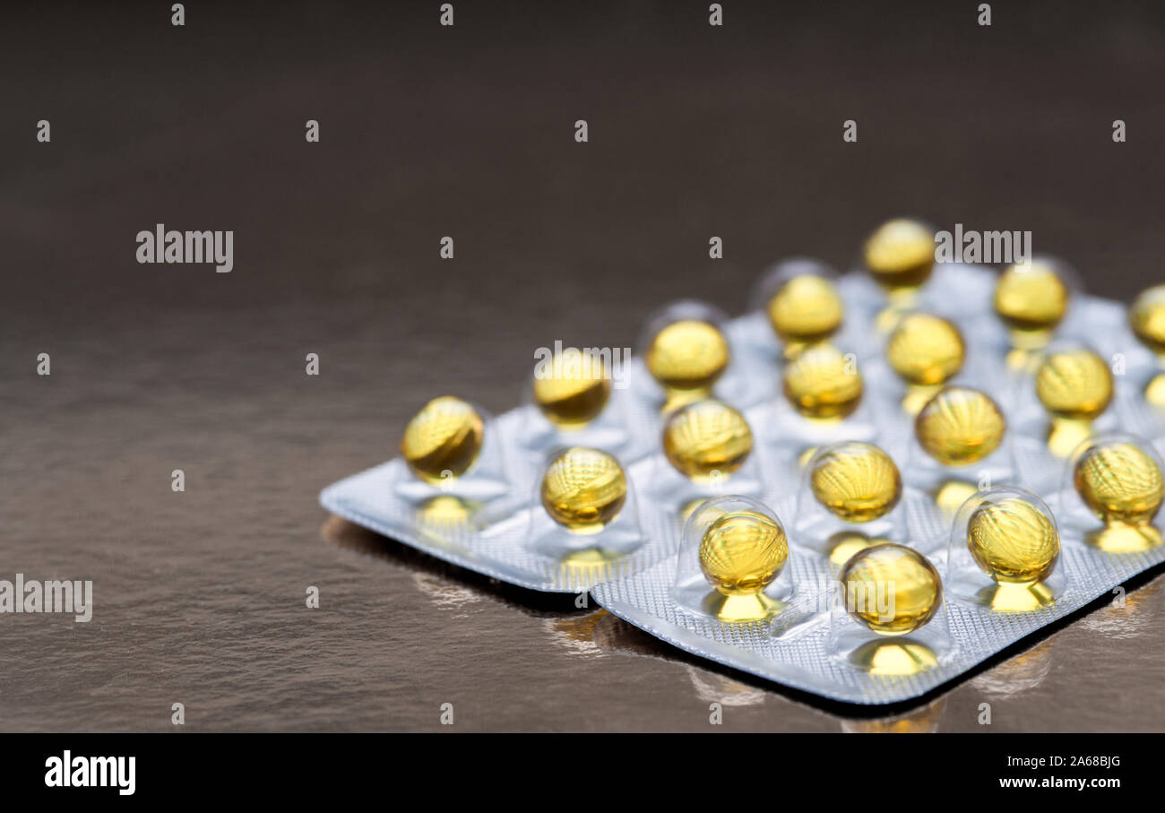 Blisterpackung mit Pillen auf braunen Hintergrund. Health Care Konzept. Close up, selektiver Fokus, horizontal. Stockfoto