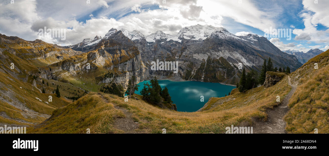 Panorama vom Oeschinensee. Kanton Bern Schweiz. Die Berge im Hintergrund, bewölkter Himmel. Stockfoto