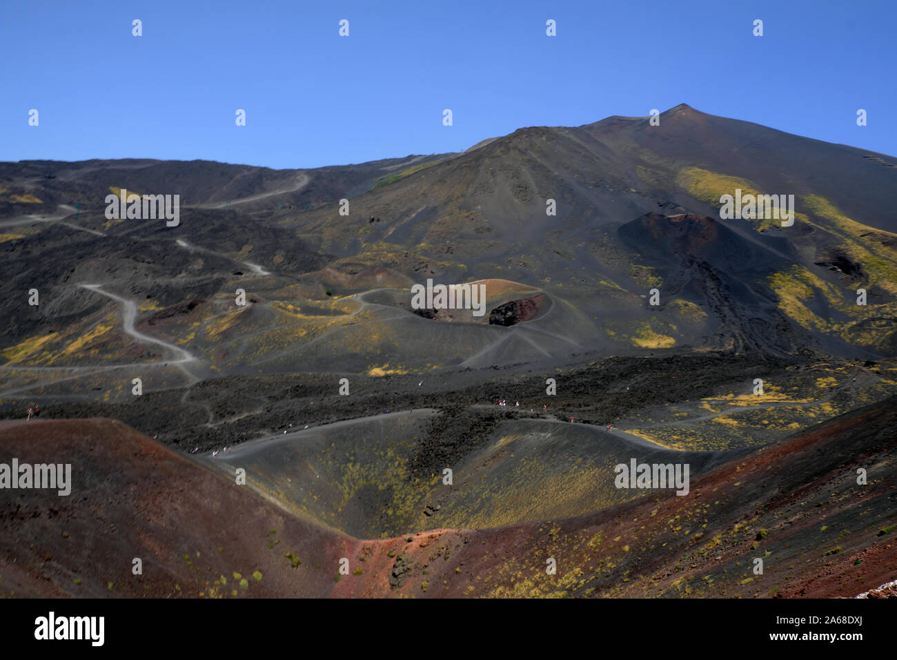 Vulkanische Landschaft mit Silvestri Krater, seitliche Kegel und Flow form Calderen Abstand gesehen, den Ätna, Sizilien, Italien. 8/3/2019. Stockfoto