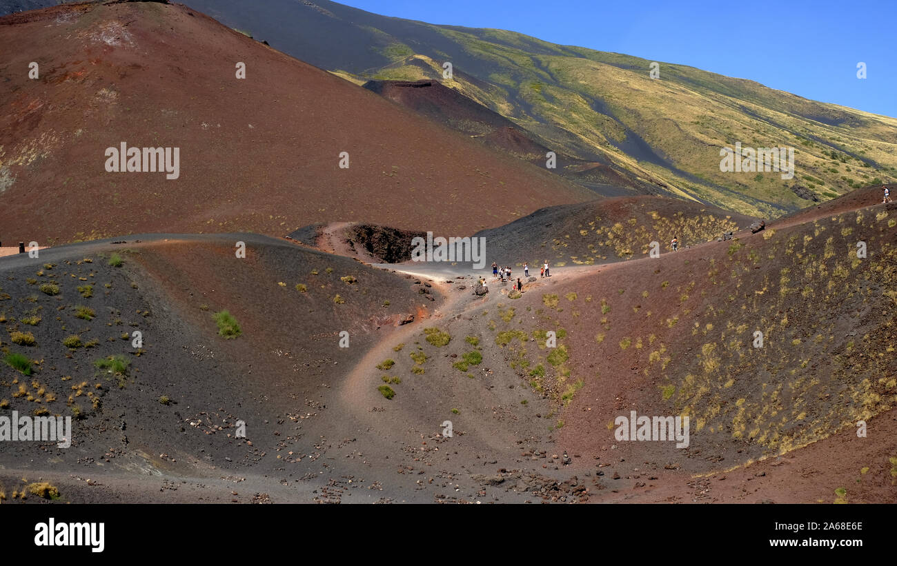 Touristen wandern durch die vulkanische Landschaft der Krater Silvestri des Ätna (Vulkan), Sizilien, Italien. 8/3/2019. Stockfoto