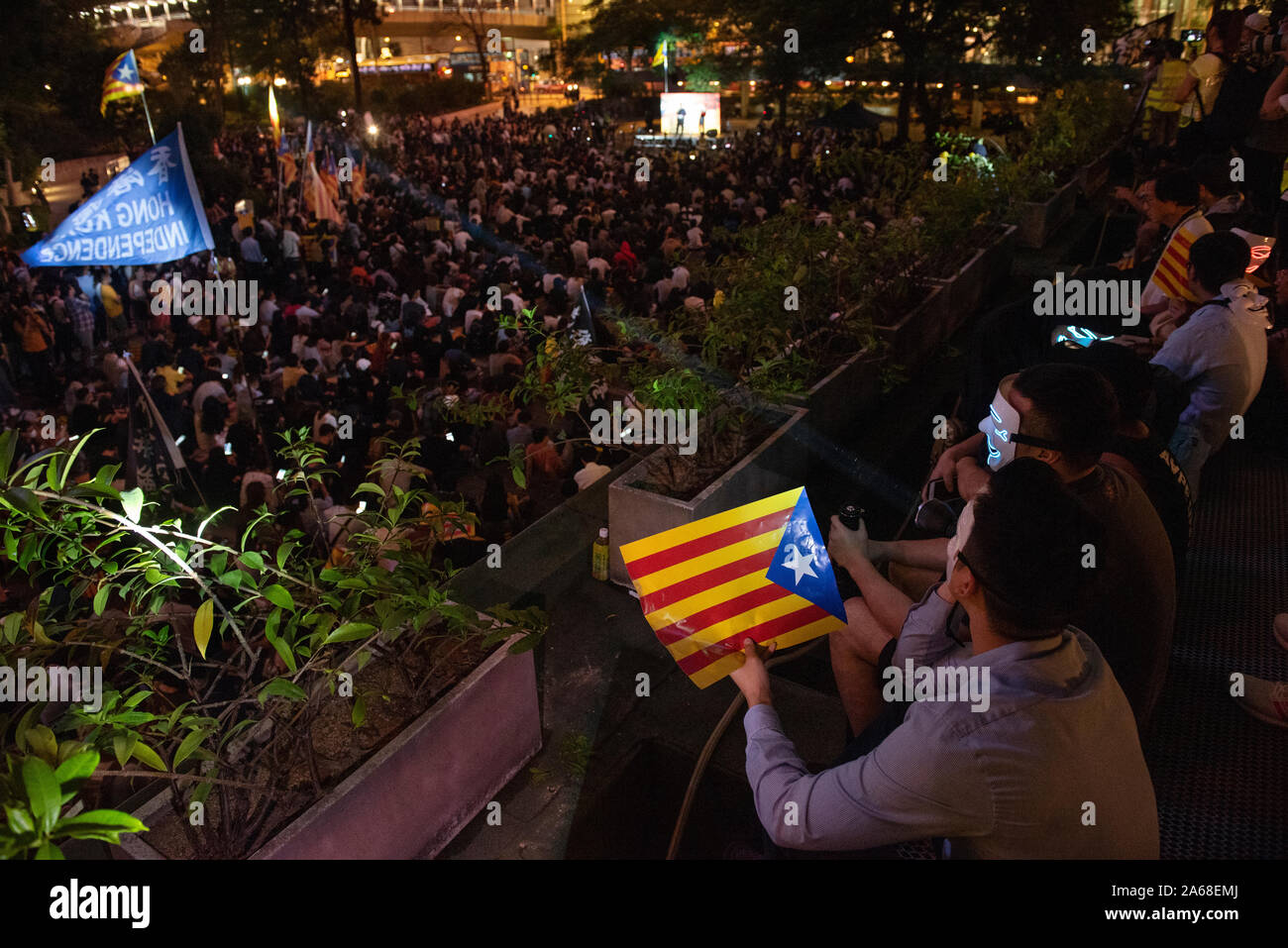 Eine Demonstrantin hält katalanischen Unabhängigkeit Estelada Flagge während der Hongkong Katalonien Solidarität Versammlung an der zentralen Bezirk in Hongkong. Stockfoto