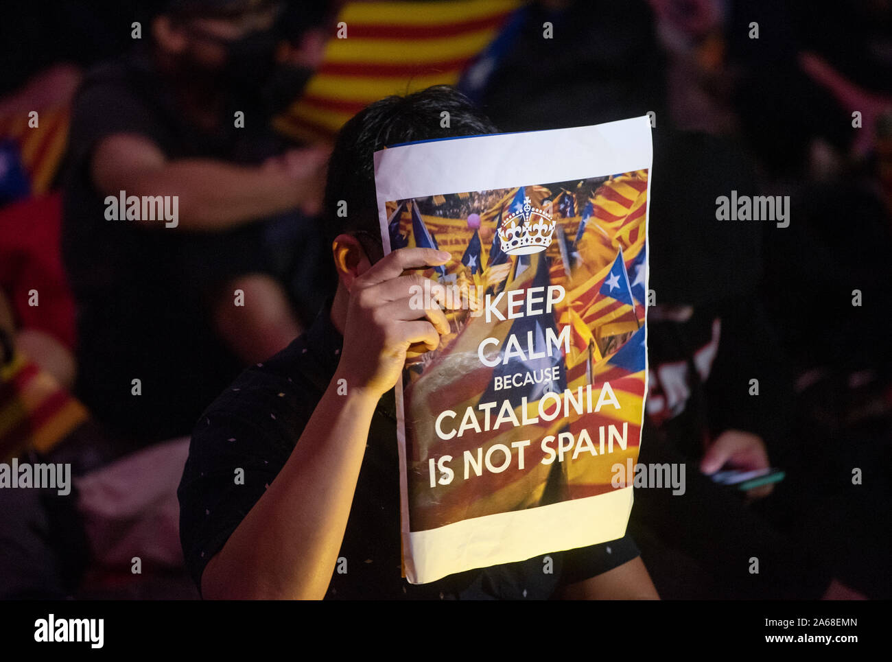 Eine Demonstrantin hält ein Plakat in die Unterstützung von Katalonien Provinz der Spanien während des Hong Kong Katalonien Solidarität Versammlung an der zentralen Bezirk in Hongkong. Stockfoto