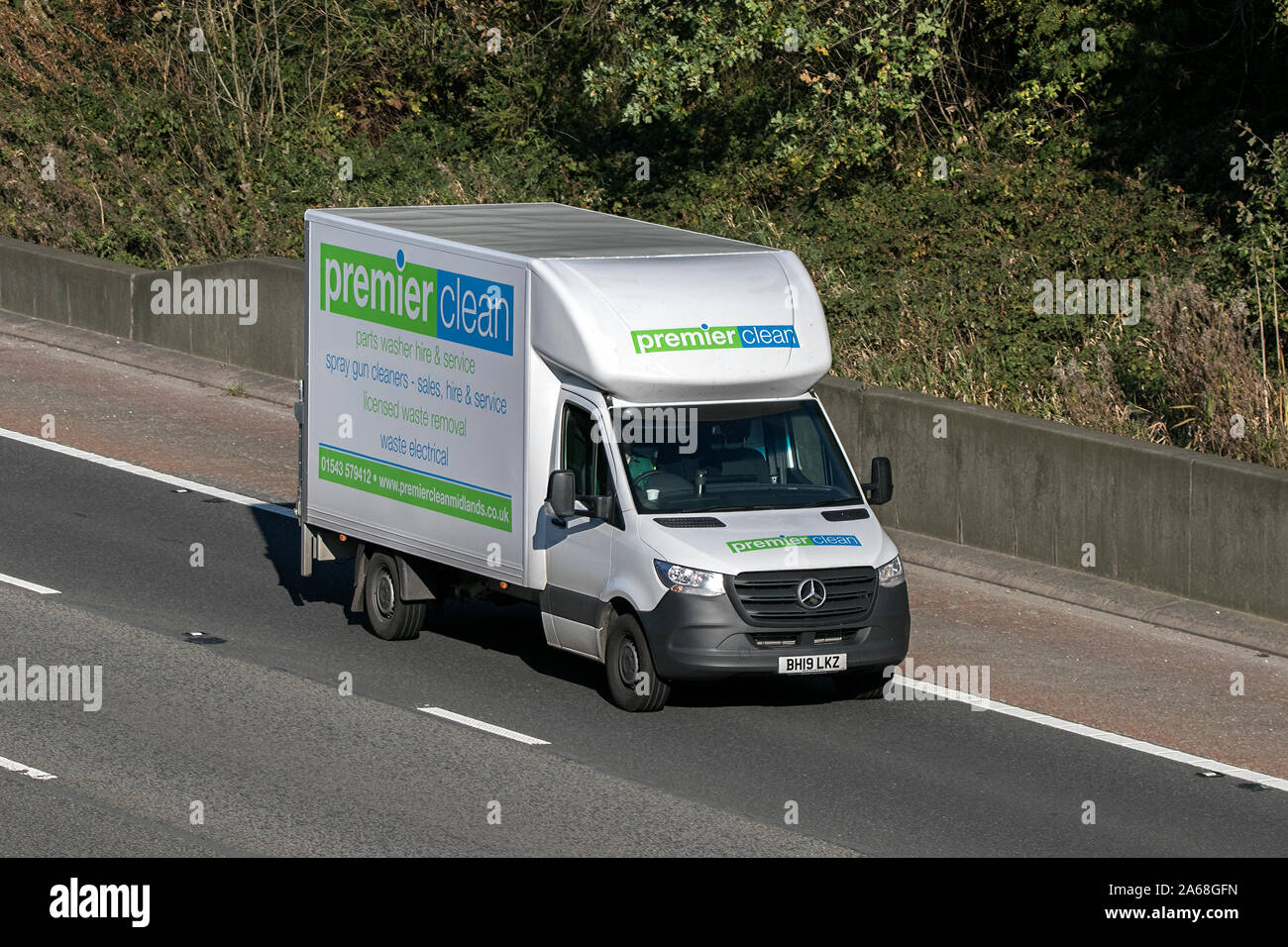Ein Premier box Sauber Mercedes Sprinter Transport Reisen auf der Autobahn M6 in der Nähe von Preston in Lancashire, Großbritannien Stockfoto
