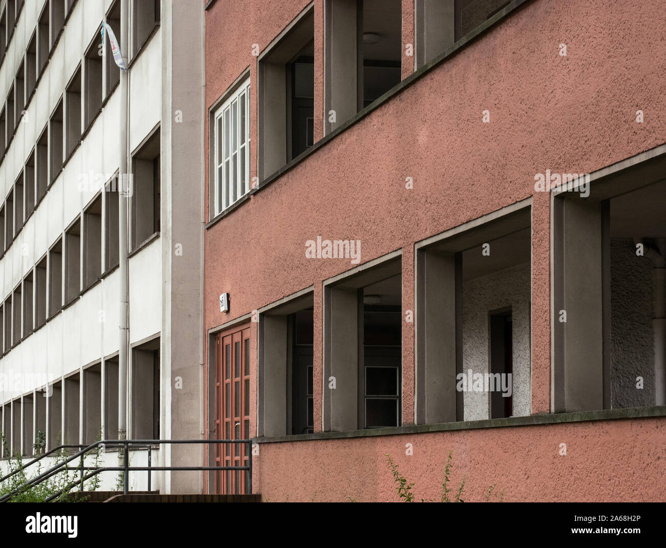 Alte sozialistische Architektur von Pergola House (laubenganghaus) in Friedrichshain, Berlin, Deutschland, lange Korridore die Apartments außerhalb anschließen Stockfoto