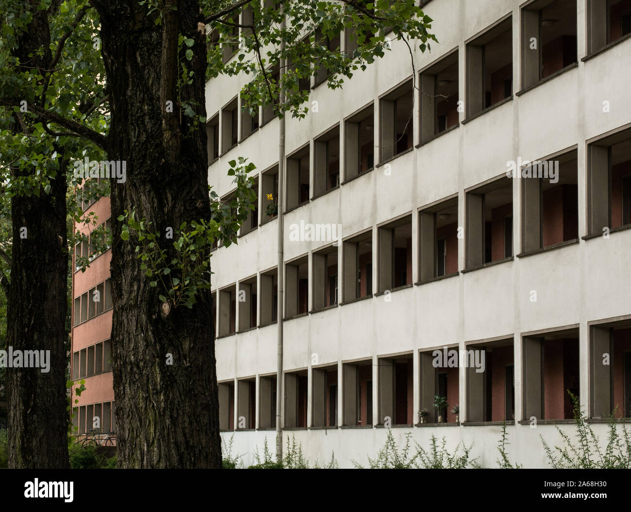 Alte sozialistische Architektur von Pergola House (laubenganghaus) in Friedrichshain, Berlin, Deutschland, lange Korridore die Apartments außerhalb anschließen Stockfoto