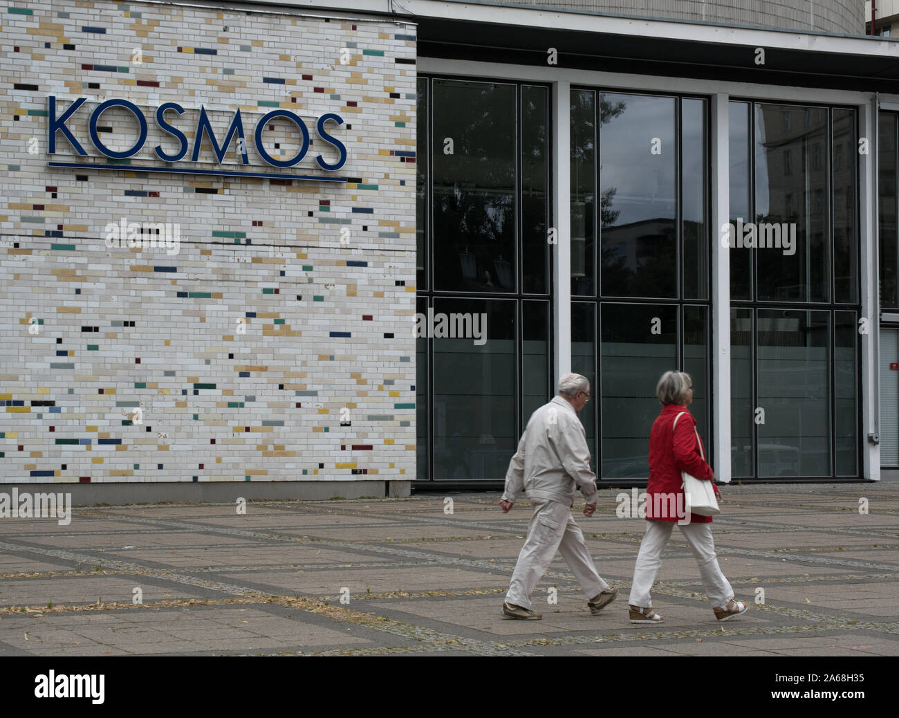 Berlin/Deutschland - 07.09.2019: ehemaliges grosses Kino Kosmos in Friedrichshain, Berlin, Deutschland, Vorderansicht Stockfoto