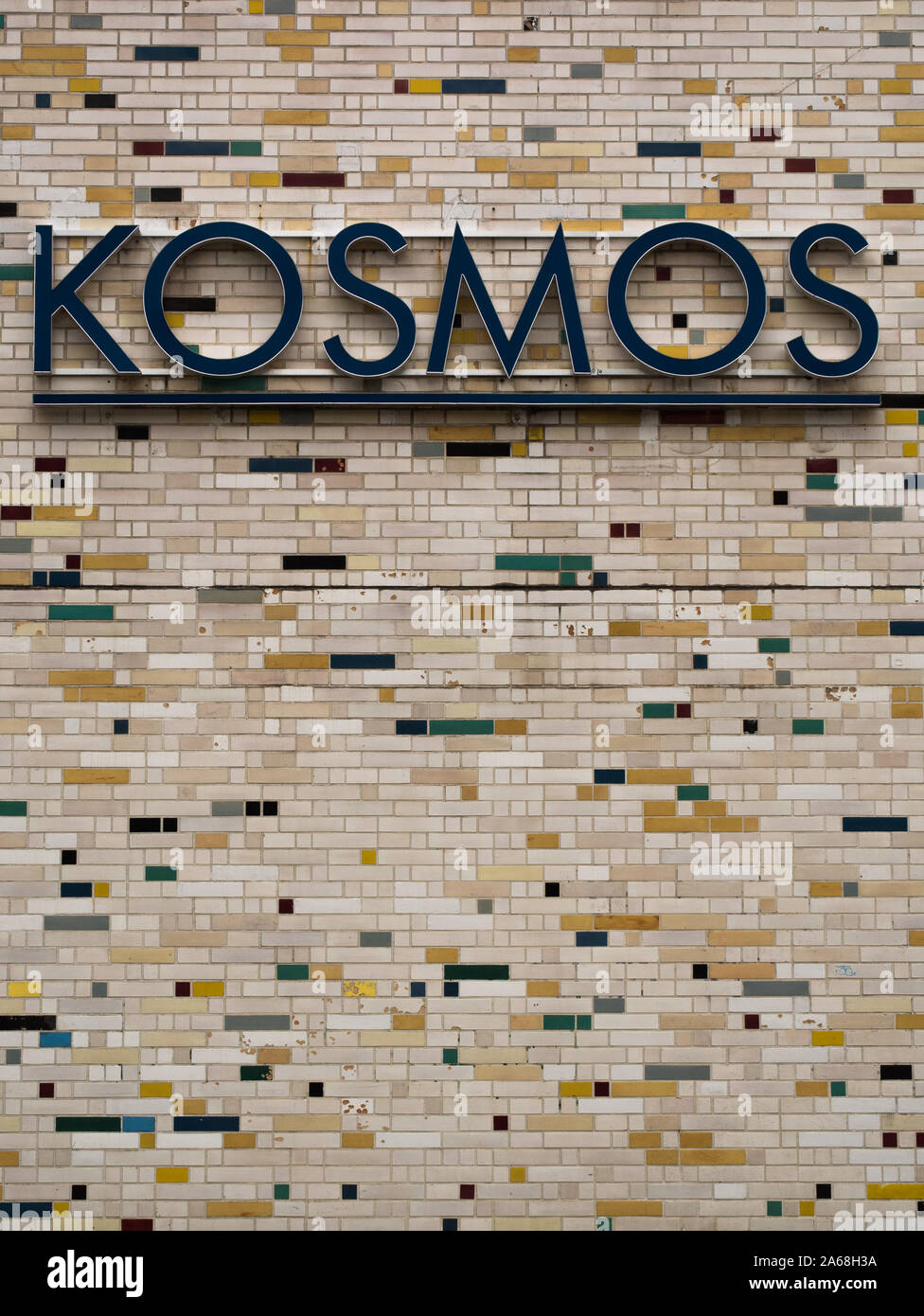 Berlin/Deutschland - 07.09.2019: ehemaliges grosses Kino Kosmos in Friedrichshain, Berlin, Deutschland, Vorderansicht Stockfoto