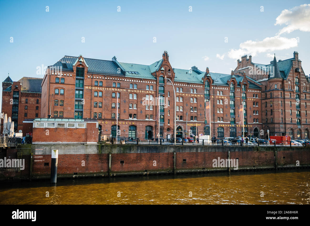 Hamburg, Deutschland - 20 März 2018: Büros und Gebäude in typisch Deutsche Architektur der Straße Kehrwieder in Hamburg mit Parkplätzen und Fußgänger Menschen Stockfoto