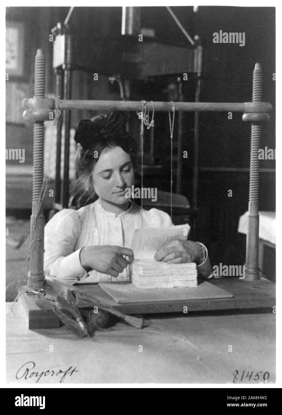 Frau tun Buchbinderei an Roycroft Geschäfte, E. Aurora, N.Y. Stockfoto