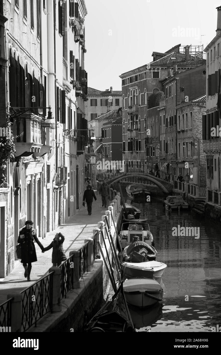 Rio Marin, Santa Croce, Venedig, Italien: einem ruhigen Rückstau Kanal. Schwarz und Weiss Stockfoto