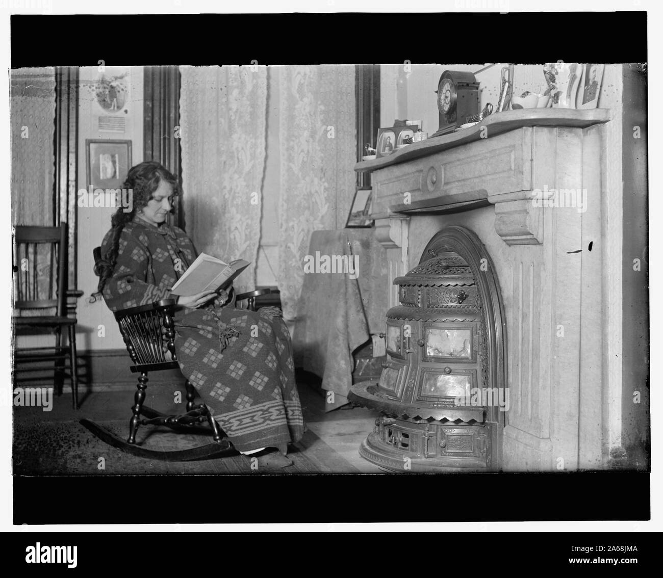 Frau vor Kohle Herd sitzen, c 1914 Stockfoto Frau vor Kohle Herd sitzen, c 1914 Stockfoto