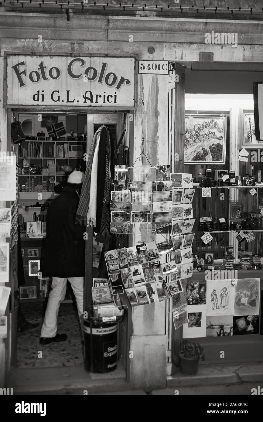 Foto Farbe in Schwarz und Weiß! Calle Larga Giacinto Gallina, Cannaregio, Venice, Italien: eine altmodische Fotografie Shop. Monochrome versionv Stockfoto