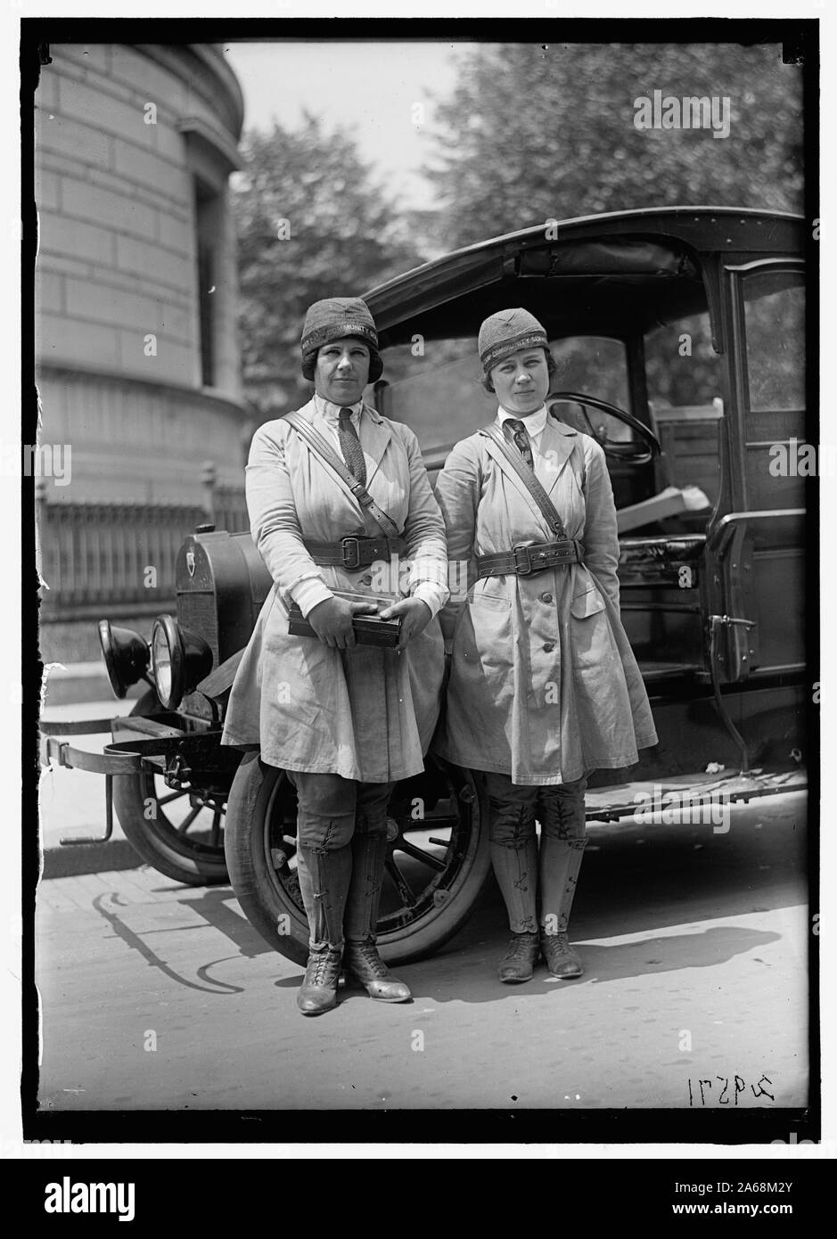 Frauen in Uniform tragen Hüte mit Label: Krieg Camp Community Service Stockfoto