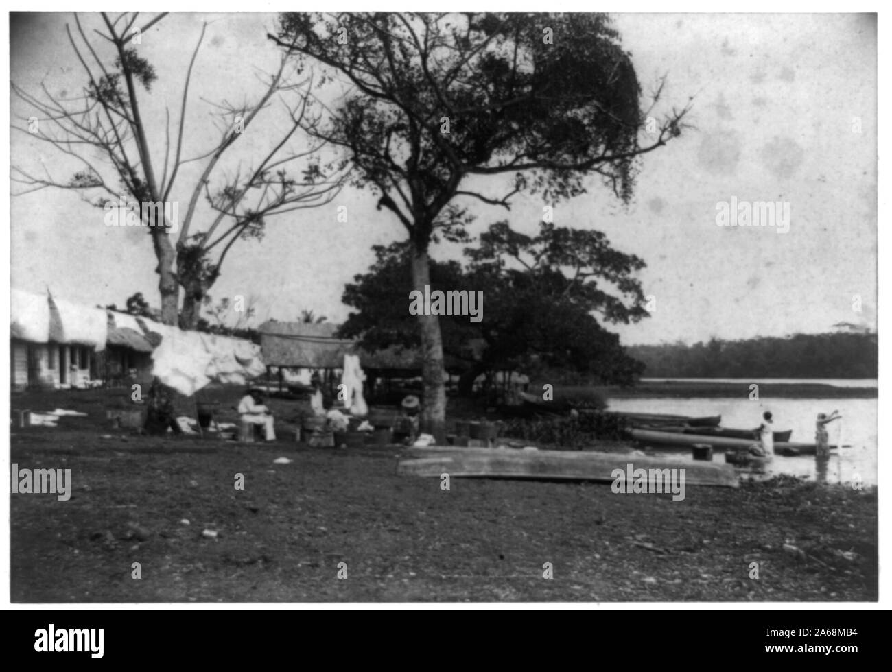 Frauen Waschen im Fluss und draußen sitzen Wohnungen in Greytown, Nicaragua Stockfoto