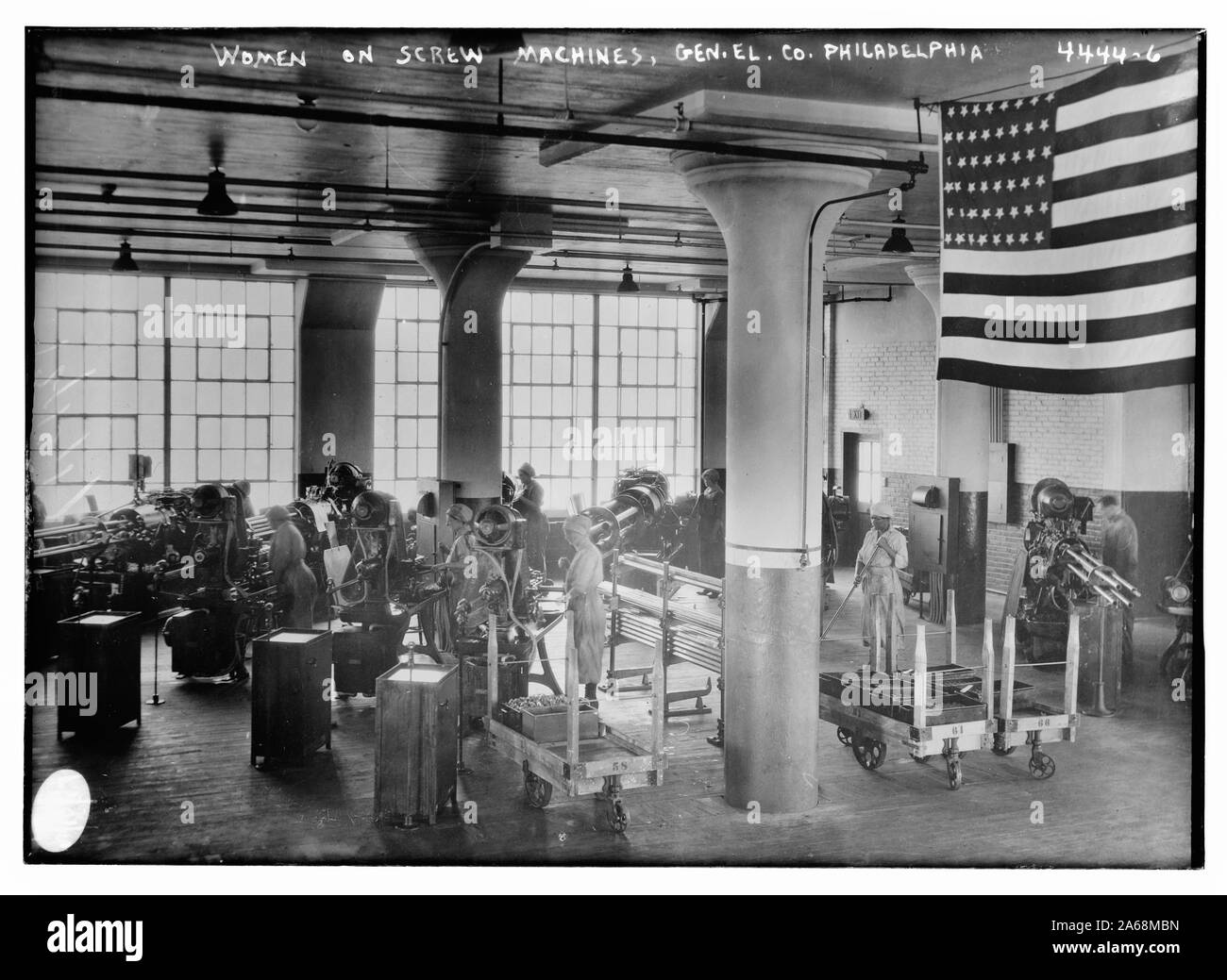 Frauen arbeiten an Maschinen, gen El. [z.B. Eectric] Co., Philadelphia Stockfoto