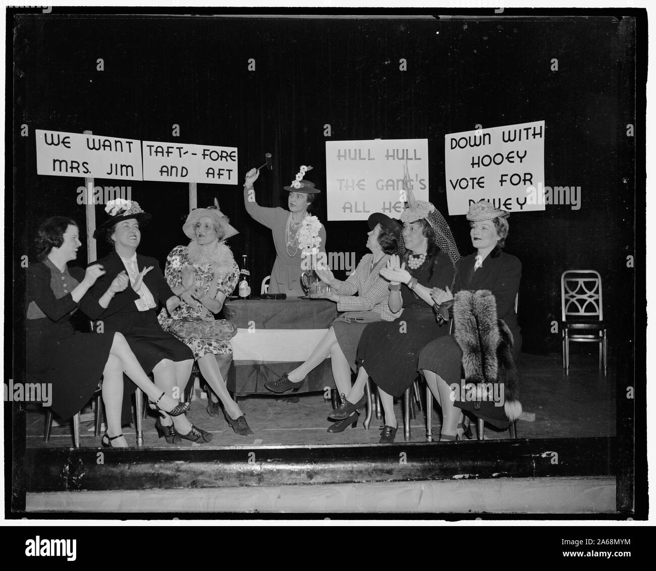 Women's Press Club skit beauftragt Zukunft erste Damen auf, wie zusammen zu bekommen. 5. Die Delegierten des nominating Convention gehören 679,342. 1-2 ehrlich zu Gott newspaperwomen, nicht mitgerechnet socialite, Steinmetze, die nächste Sitzung der ersten Dame, die aus ihrer eigenen Präsidenten abholen kann zu nominieren. Alle Damen sind berücksichtigt. Versuchen Sie, zu entdecken, wenn 'Mrs. Roosevelt wird niederlassen, wenn Frau Taft auf Diät ist, und die Frau Dewey war. Mary Johnson, City Zimmer gal-bab Lincoln, Washington Zeiten-verkünder, Club Editor, corrinne Frazier, WPA, Korrespondent, Frau Elizabeth Mai Craig, Portland, Maine, drücken Sie Stockfoto