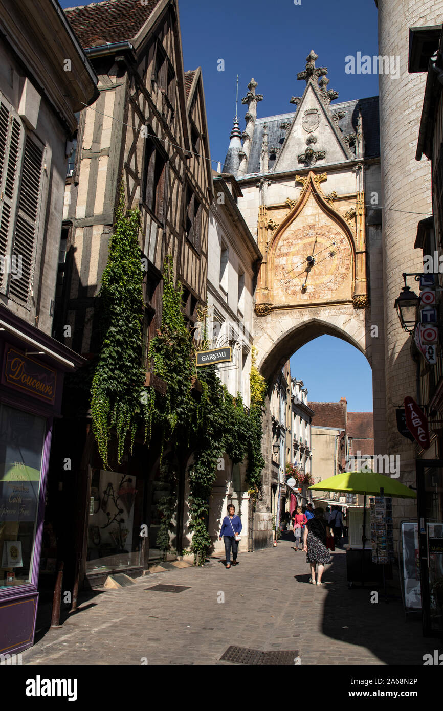 La Tour de I'Horloge in Auxerre, auf dem Canal du Nivernais und Fluss Yonne, Frankreich Stockfoto