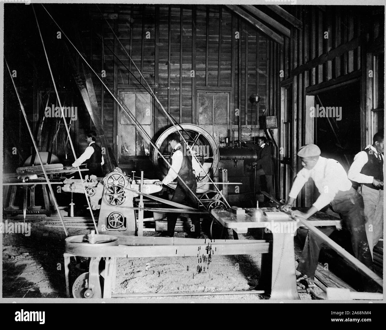 Wood Work Shop der Claflin Universität, Orangeburg, S.C Abstract: Foto zeigt Afrikanische amerikanische Maschinen in der holzwerkstatt an claflin Universität, Orangeburg, South Carolina. Stockfoto