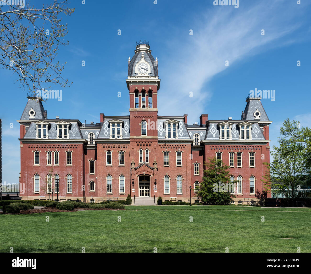 Woodburn Halle, zunächst als Universität Hall genannt, ist die zentrale und dominierende Gebäude der Woodburn Kreis, einer Gruppe von Gebäuden in der Innenstadt Campus der West Virginia University in Morgantown Stockfoto