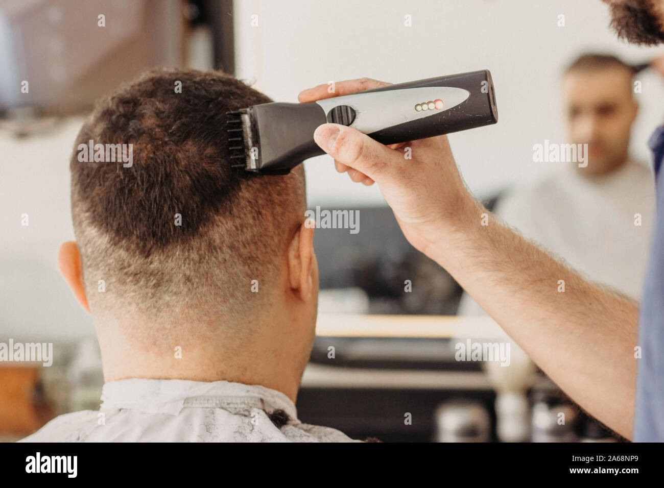 Friseur- und stilvolle Haarschnitt mit professionellen Maschine in Friseur. Haare  schneiden für einen türkischen Mann Stockfotografie - Alamy