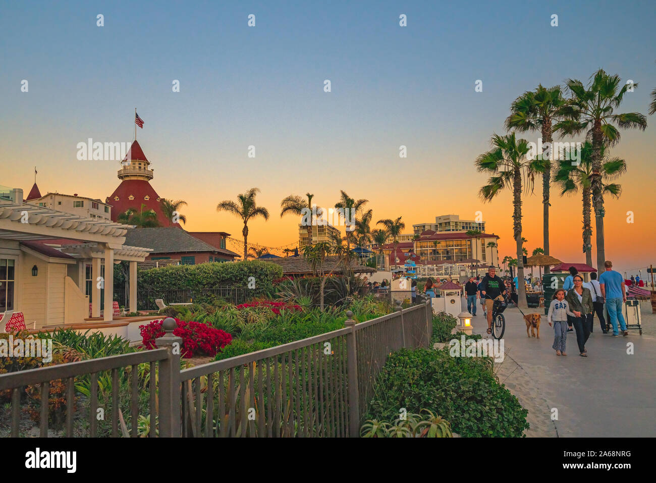 San Diego, Kalifornien/USA - August 13, 2019 Historische Resort auf Coronado Island, viktorianische Hotel del Coronado und der Strandpromenade bei Sonnenuntergang. Stockfoto