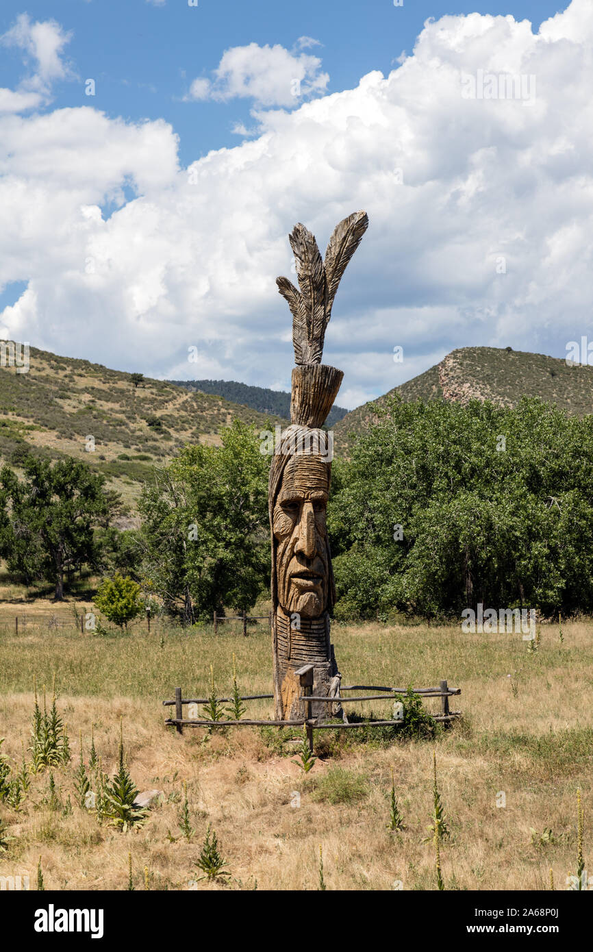 Holz schnitzen, ein Indianer entlang der US 34, die Route zum Rocky Mountain National Park zwischen Loveland und Estes Park in Larimer County, Colorado Stockfoto