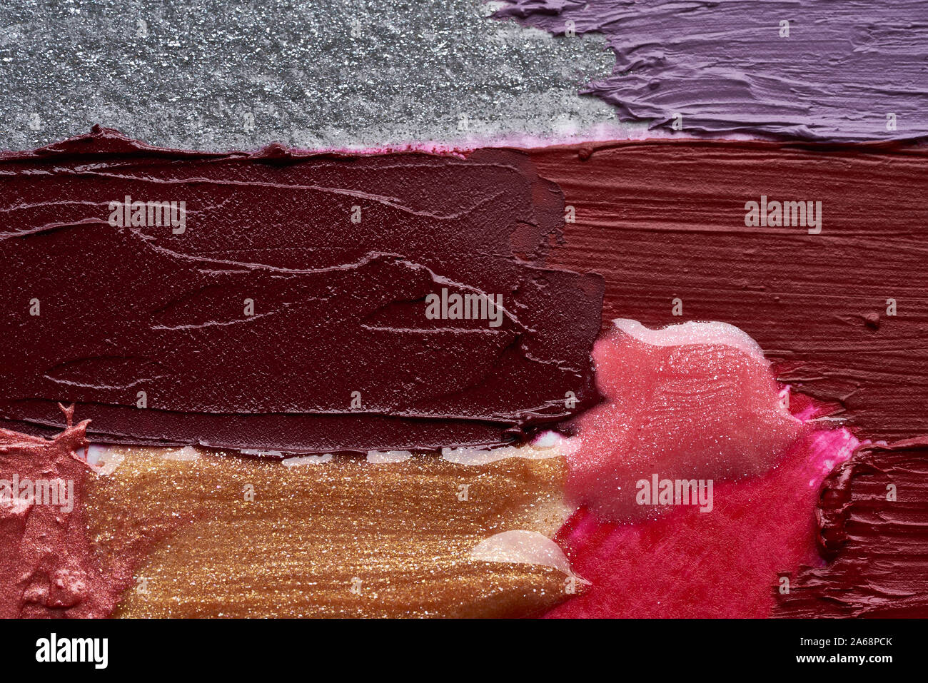 Textur verschiedener Lippenstifte in modischen Farben oder Anschläge von Acrylfarbe Stockfoto