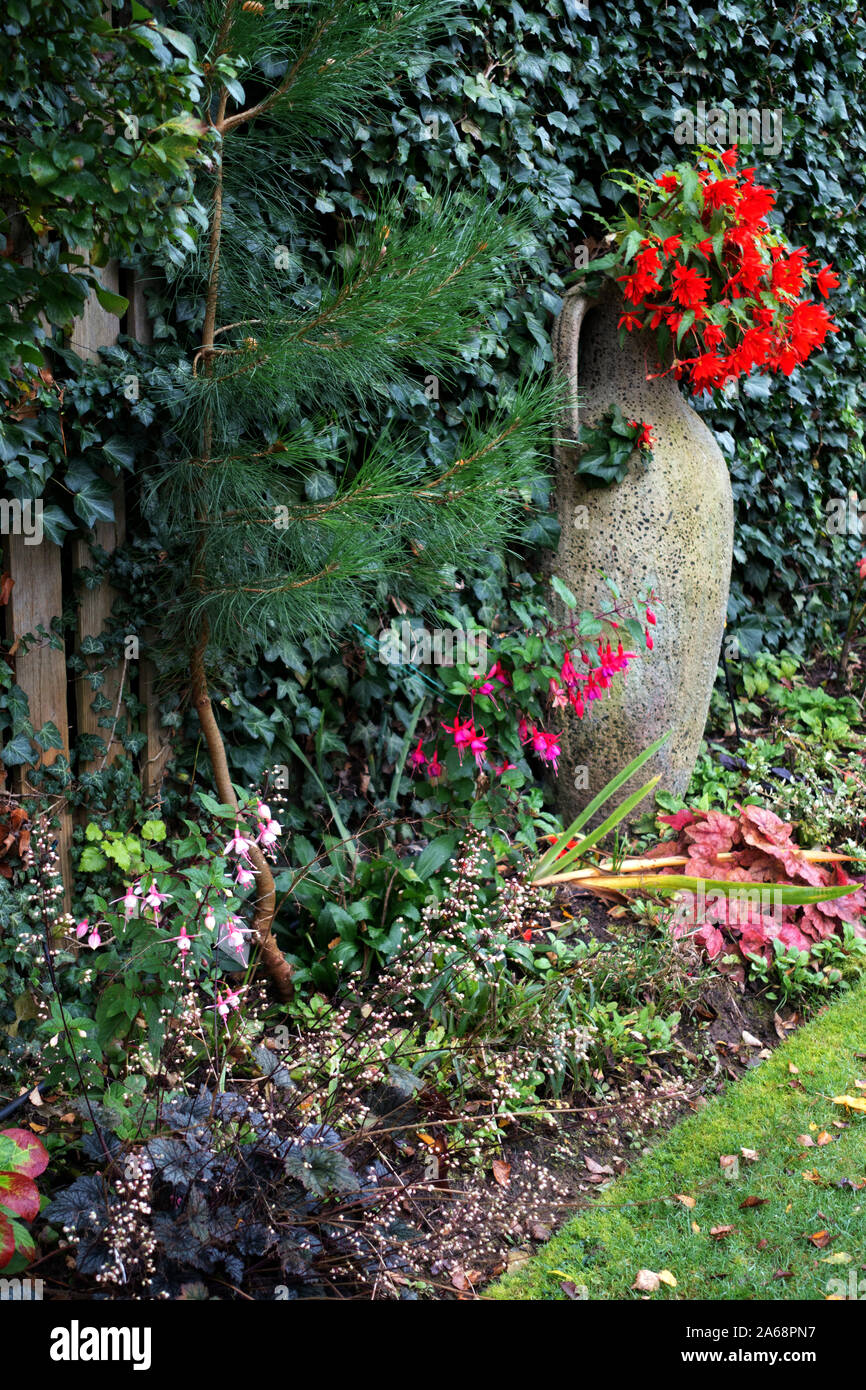 ANTIKE ZWEI 2 GRIFFE KERAMIK ROT TERRAKOTTA GARTEN TOPF TON GEFÄSS VASE GLAS Stockfoto