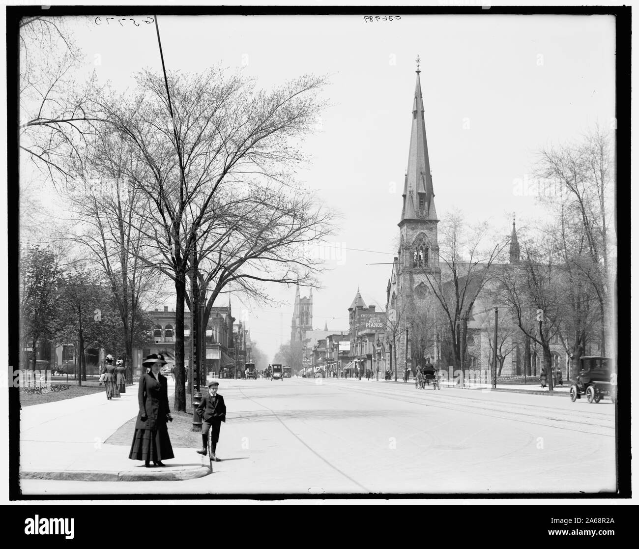 Woodward Avenue durch Grand Circus Park in Detroit, Michigan, USA. In der Mitte der Entfernung auf der rechten Seite ist der Vereinigten Methodistischen Kirche.; Stockfoto