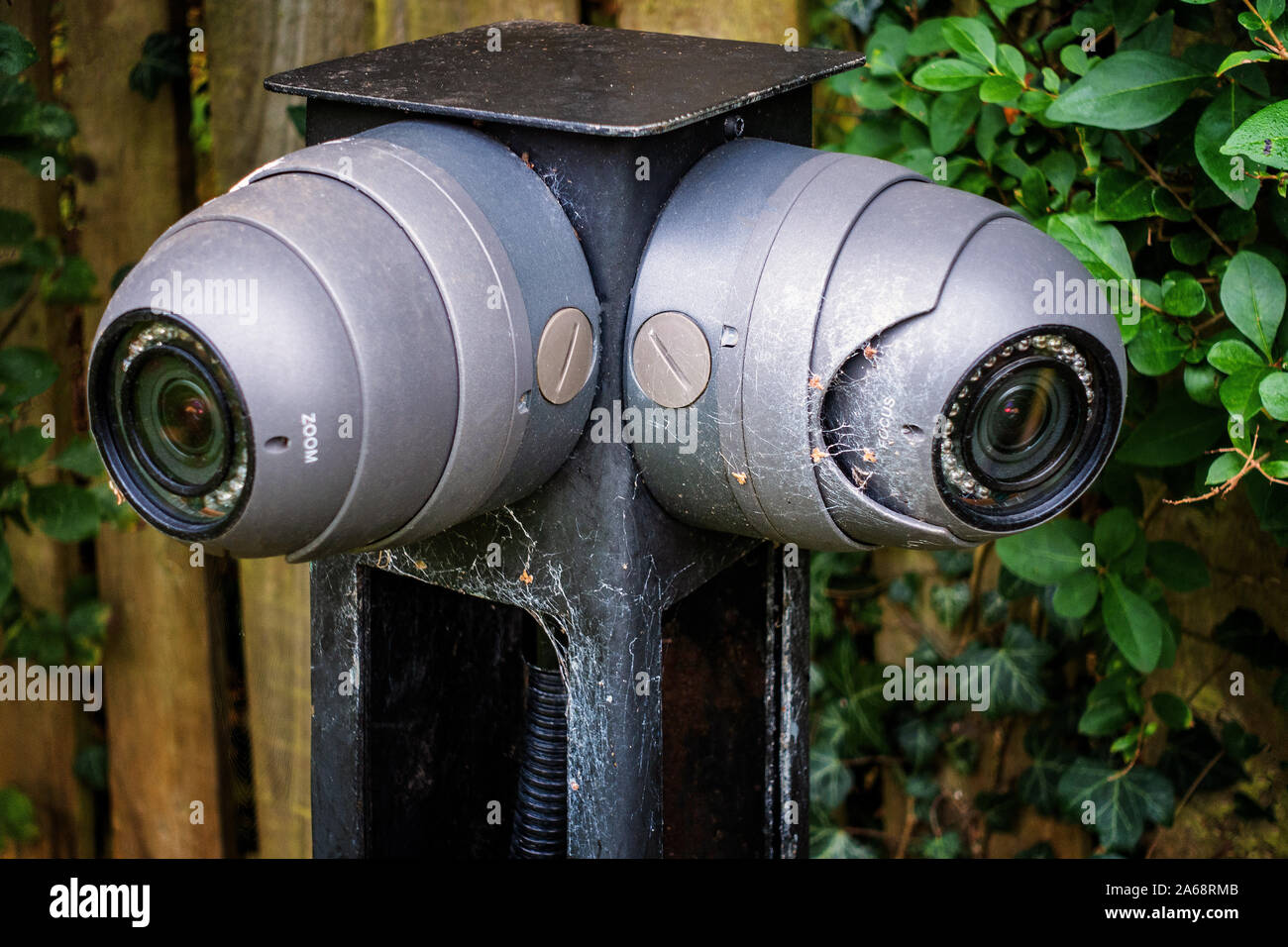 Zwei an der Wand montierte CCTV-Hochsicherheitskameras Stockfoto