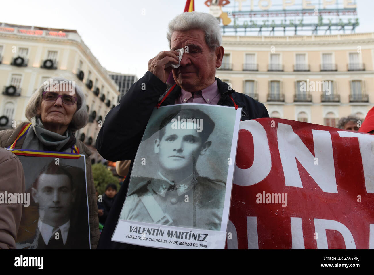 Eine Demonstrantin in Trauer hält ein Bild von einem Mann, der ging zu vermissen, während der Demonstration. Rund 300 Menschen in Madrid versammelt, um gegen die Immunität der Verbrechen, die während Francos Diktatur zu protestieren und um Gerechtigkeit für die Opfer und Angehörigen zu verlangen. Sie feierten die Exhumierung von Franco's Überreste aus dem Tal der Gefallenen und mit dem Hubschrauber übertragen. Stockfoto