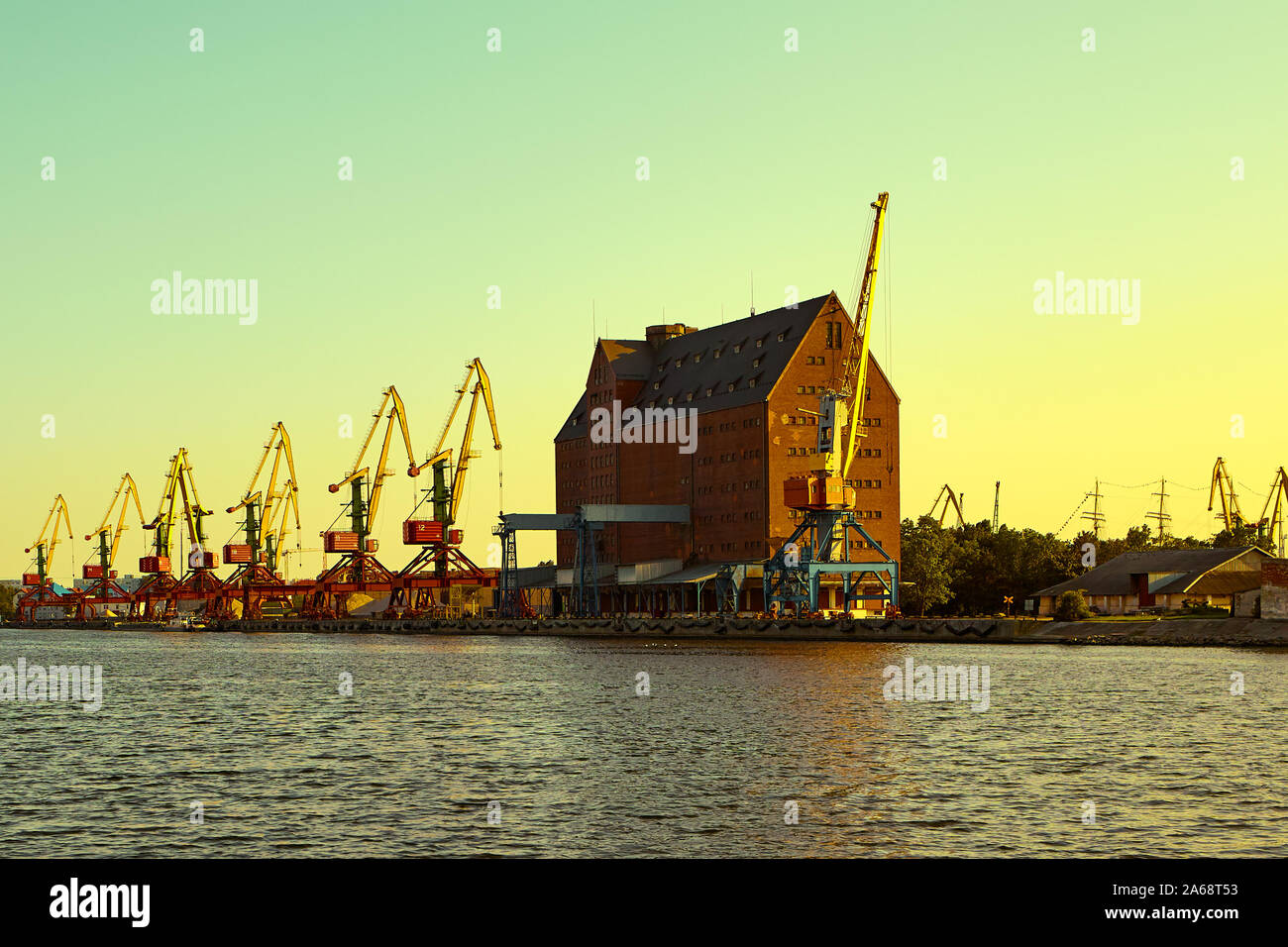 Kräne im Hafen des Schiffes. Container Cargo. Stockfoto