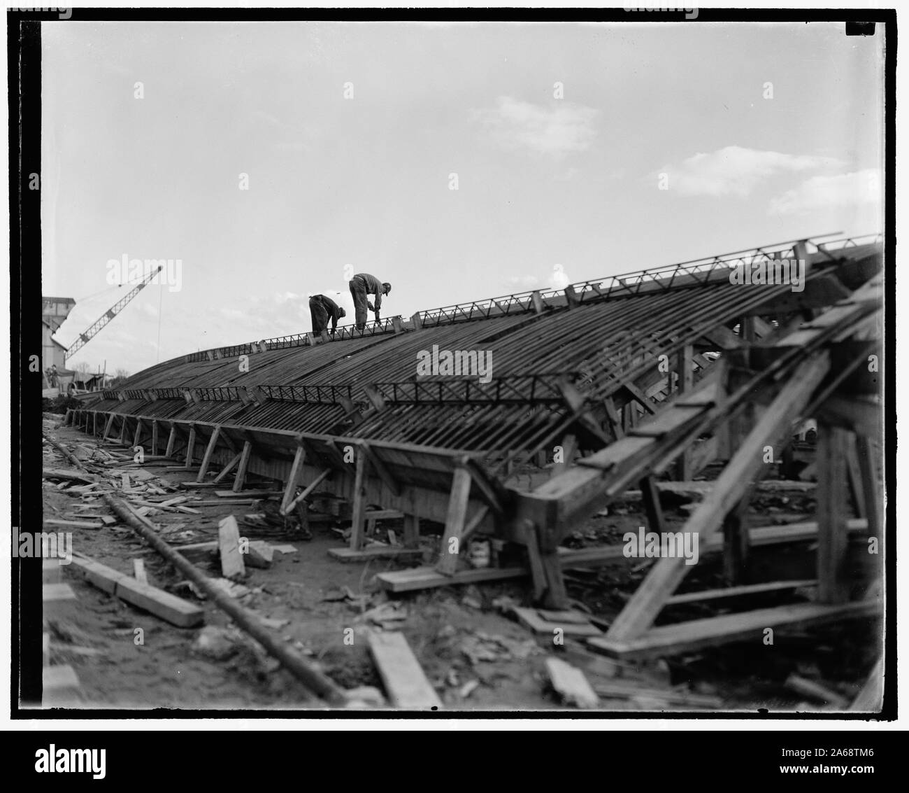Handwerker, die Abschnitte der gewölbten Dach. Wenn der Stahl Skelett abgeschlossen ist, in die richtige Position auf der Grundlage von einem riesigen Kran schwang. Jeder Abschnitt ist etwa 12 Meter breit und 112 Meter. Wenn in Position ist Beton gegossen bilden eine solide Dach Stockfoto