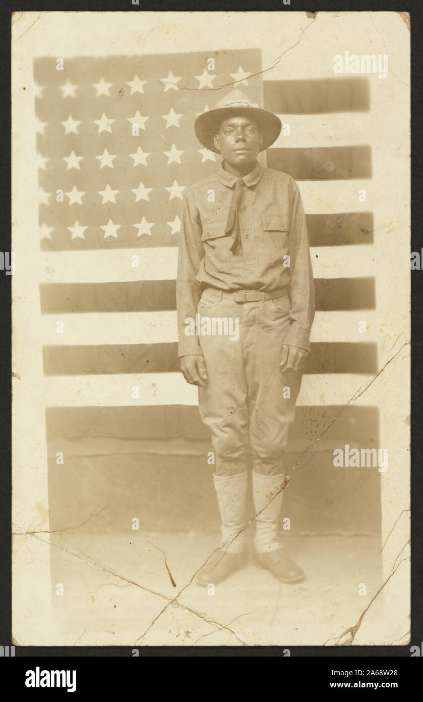 Weltkrieg Soldat mit der amerikanischen Flagge im Hintergrund Stockfoto