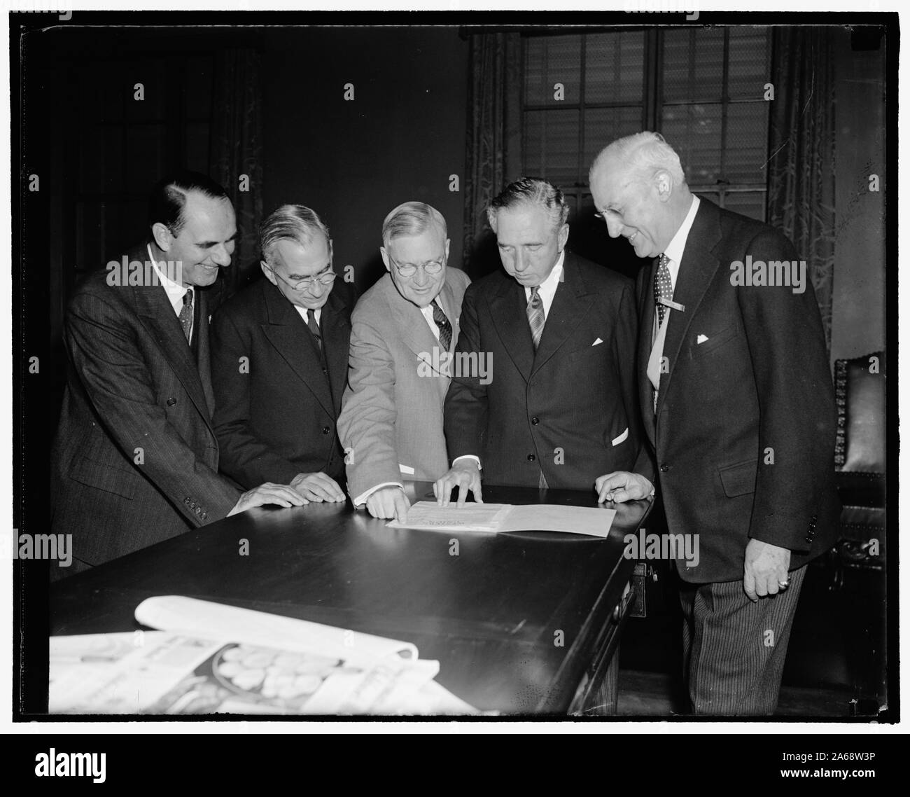 Welt Unternehmer treffen im Capitol. Washington, D.C., Sept. 19. Männer, die Industrie in allen Teilen der Welt in der Hauptstadt versammelt als Delegierte an der 7. internationalen Management Kongress verwalten. Bild kurz vor der Eröffnung der Sitzung sind, von links nach rechts: William L. Batt, Präsident, SKF Industrien der Phila, Pa.; George S. Messershith; Staatssekretär, die die Begrüßung für Staatssekretär Rumpf geliefert; George Davis, Präsident der US-Handelskammer; Viscount Leverhulme, Präsident des Internationalen Komitees der wissenschaftlichen Verwaltung die geantwortet haben Stockfoto