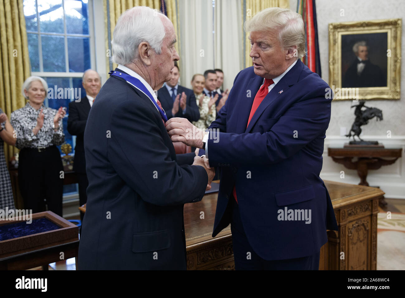 Washington, United States. 24 Okt, 2019. Präsident Donald Trump (R) Auszeichnungen die Presidential Medal of Freedom in American Racing Magnat Roger Penske (L) Während einer Zeremonie im Oval Office des Weißen Hauses in Washington, DC am Donnerstag, 24. Oktober 2019. Die Medaille der Freiheit wird durch den Präsidenten, Bürgern, die eine "besonders verdienstvollen Beitrag zur Sicherheit oder nationalen Interessen der Vereinigten Staaten, oder den Frieden in der Welt stellen vergeben, oder kulturelle oder andere bedeutende öffentliche oder private Unternehmungen." Foto von Shawn Thew/UPI Quelle: UPI/Alamy leben Nachrichten Stockfoto