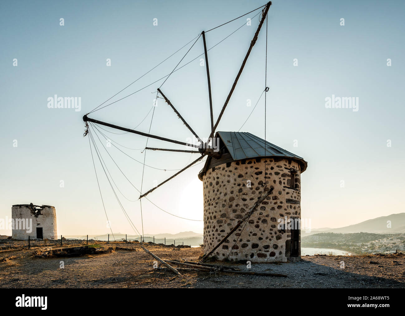 Abgerissenen alten Windmühlen auf dem Hügel in die Stadt Bodrum in der Türkei Stockfoto