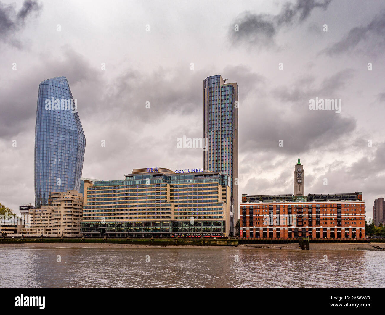 Gebäude entlang der South Bank der Themse: Die Vase, Seecontainer, Southbank Turm, Oxo Tower Wharf. London, Großbritannien. Stockfoto